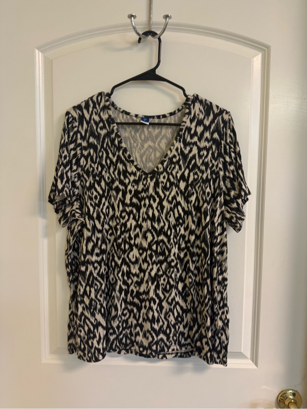 Old Navy Black and White Short-Sleeve V-Neck Top